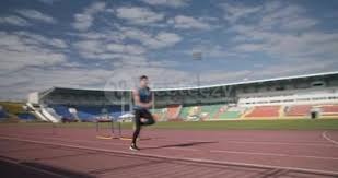 马拉松参赛者在中学校门处小便，官方通报！